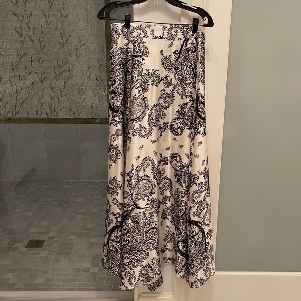 Black and white wrap around skirt. tied around neck and worn as halter dress.